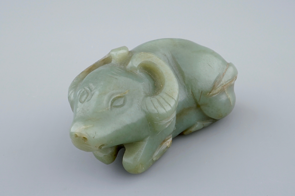 Un mod&egrave;le d'un boeuf en jade c&eacute;ladon sculpt&eacute;, Qing