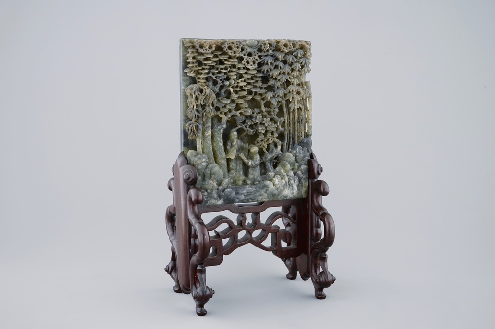 Un &eacute;cran de table chinois en pierre de savon imitant jade vert sculpt&eacute;, 19/20&egrave;me