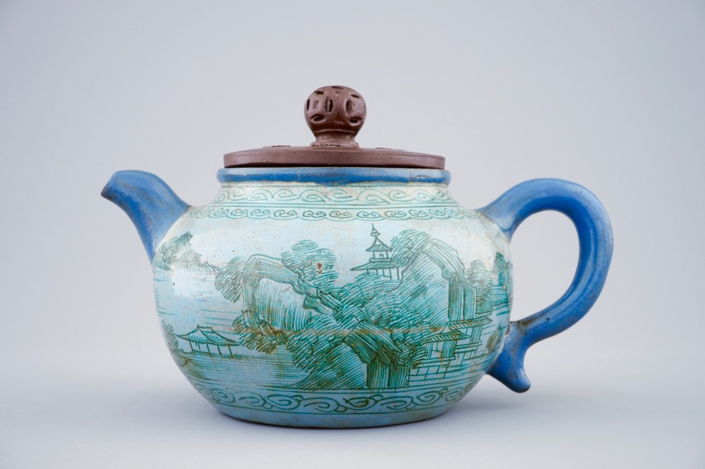 Een beschilderde Chinese Yixing steengoed theepot met deksel, 19e eeuw