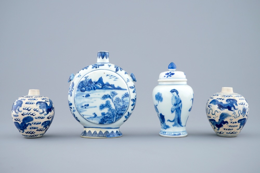 Un lot de 4 vases en porcelaine de Chine bleu et blanc, 18/19&egrave;me