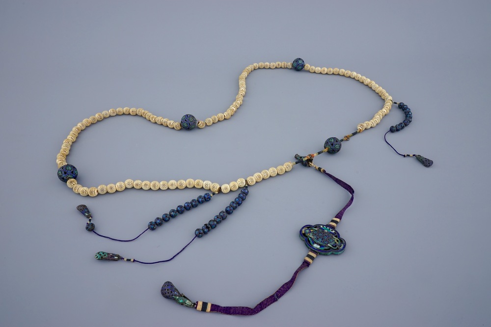 Un collier pour la cour chinoise en ivoire et argent &eacute;maill&eacute;, 18&egrave;me
