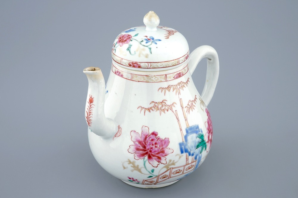 Een grote Chinese famille rose theepot, Yongzheng/Qianlong