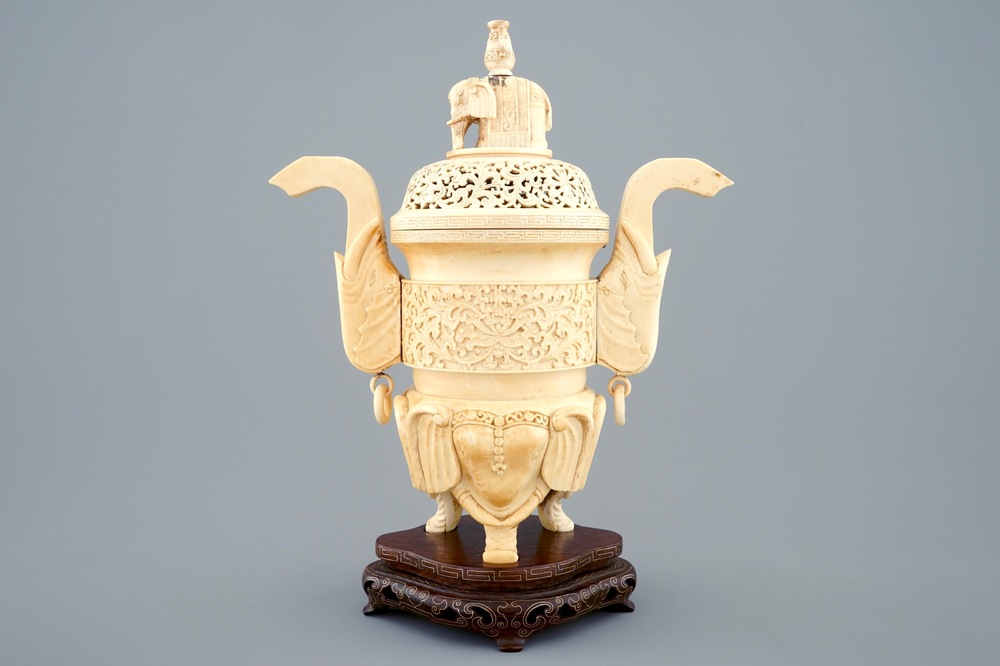 Un br&ucirc;le-parfum en ivoire sculpt&eacute; sur socle en bois, Chine, vers 1900
