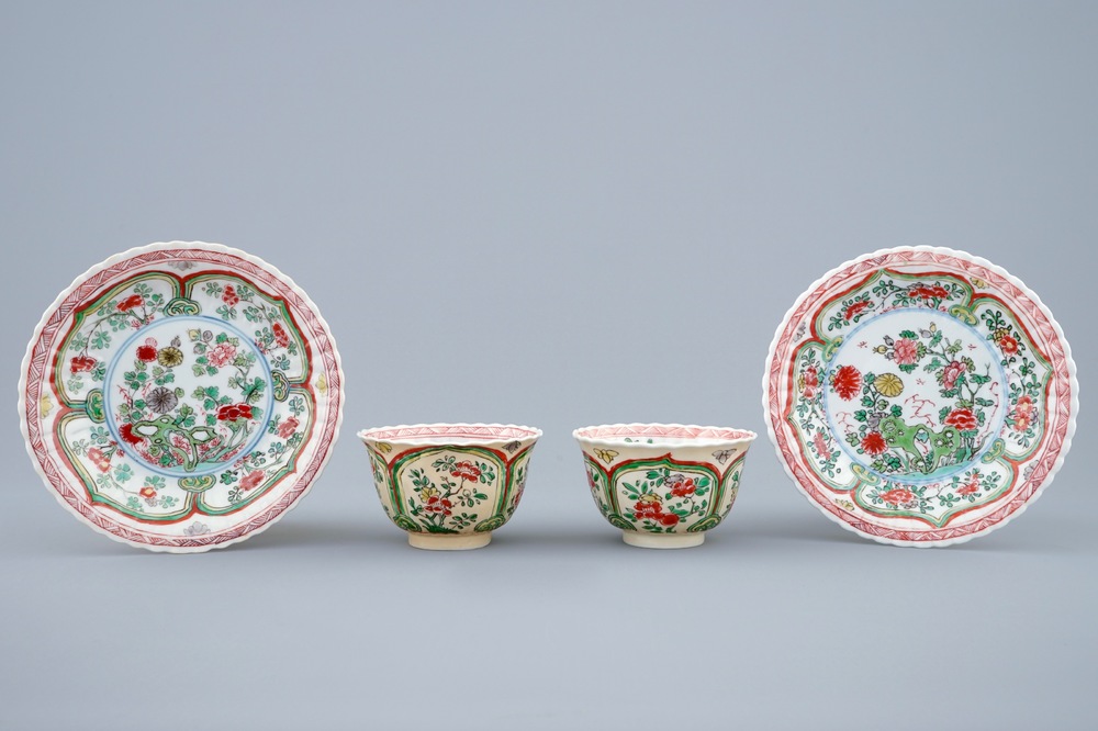 Een paar Chinese famille verte koppen en schotels, Kangxi