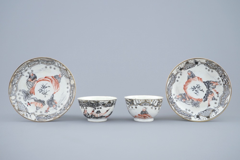 Een paar Chinese vergulde grisaille koppen en schotels, Qianlong