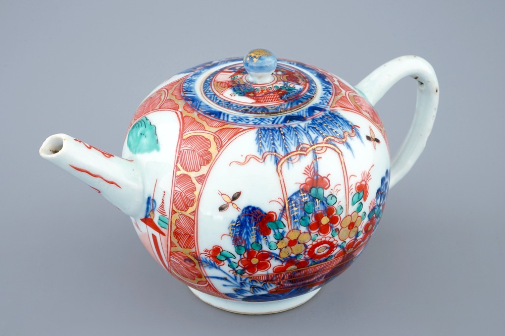 Een Chinese theepot met deksel met Amsterdams bont beschildering, Qianlong