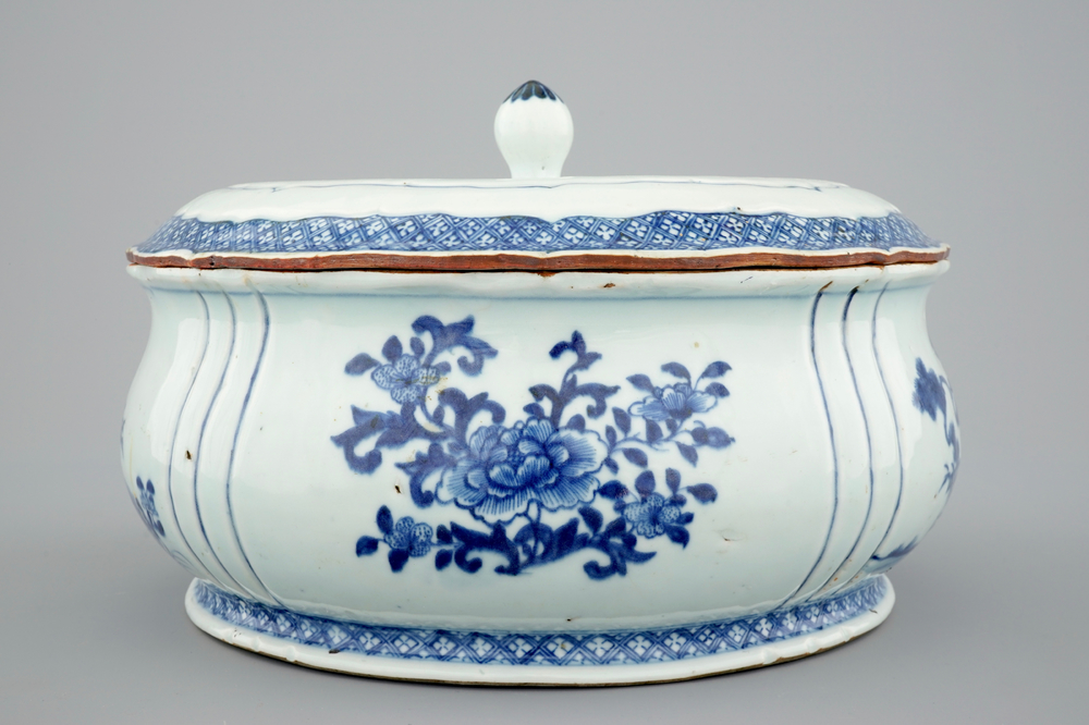Een blauw-witte Chinese terrine met deksel, Qianlong, 18e eeuw