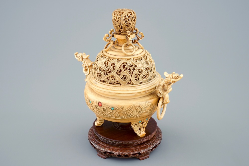 Un br&ucirc;le-parfum en ivoire sculpt&eacute; sur socle en bois, Chine, 19&egrave;me