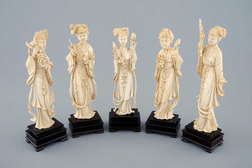 Een set van vijf Chinese ivoren beauties op houten sokkel, 19e eeuw