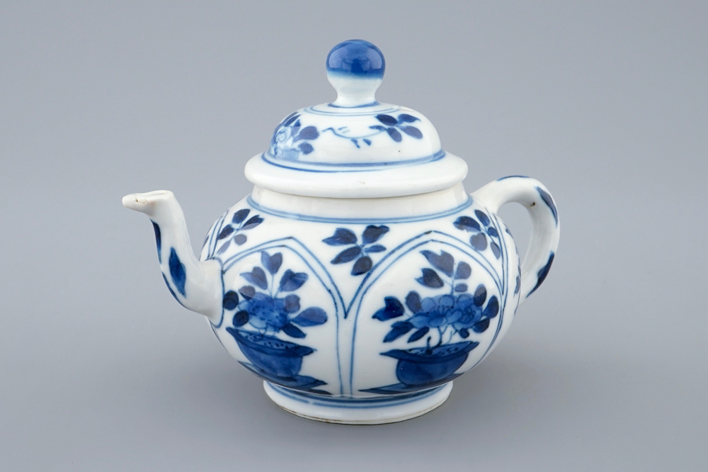 Une th&eacute;i&egrave;re et son couvercle en porcelaine de Chine bleu et blanc, Kangxi