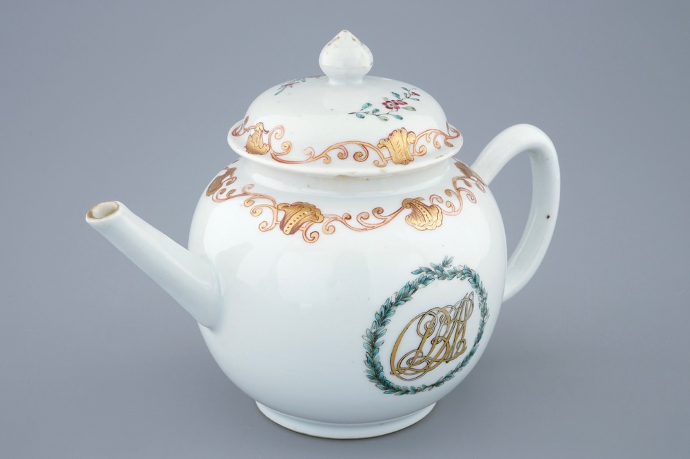 Een Chinese theepot met deksel met decor van een monogram, Qianlong, 18e eeuw