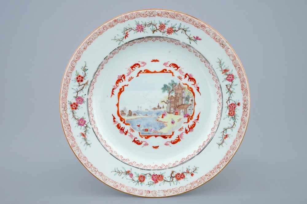 Een Chinees famille rose en verguld bord met landschapsdecor in de stijl van Meissen, Qianlong, 18e eeuw
