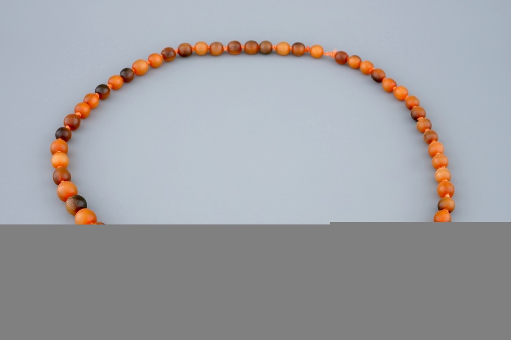 Un collier chinois aux perles en corne de rhinoc&eacute;ros, 19&egrave;me
