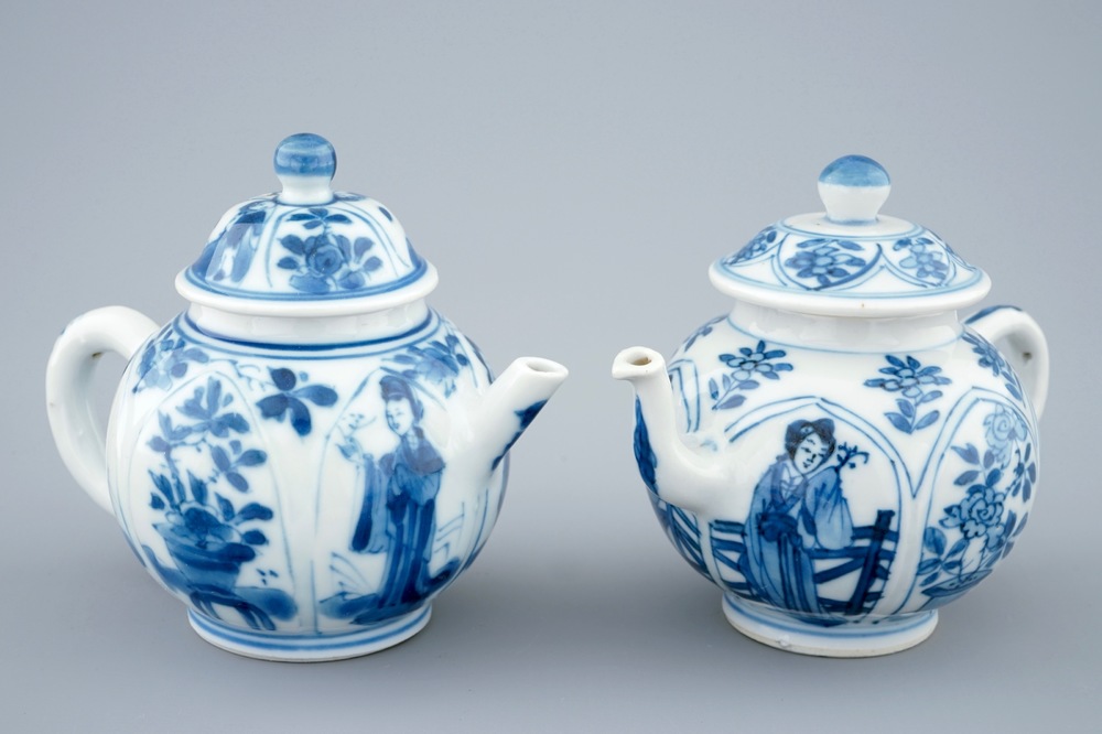 Une paire de th&eacute;i&egrave;res en porcelaine de Chine bleu et blanc, Kangxi