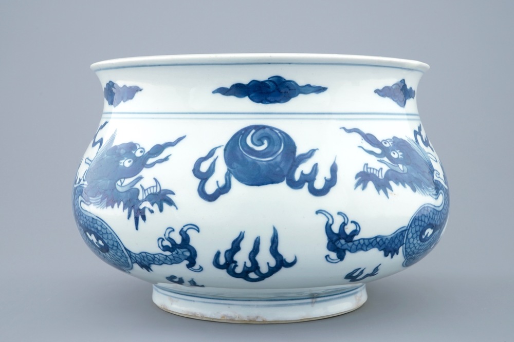 Un br&ucirc;le-parfum en porcelaine de Chine bleu et blanc aux dragons, Kangxi