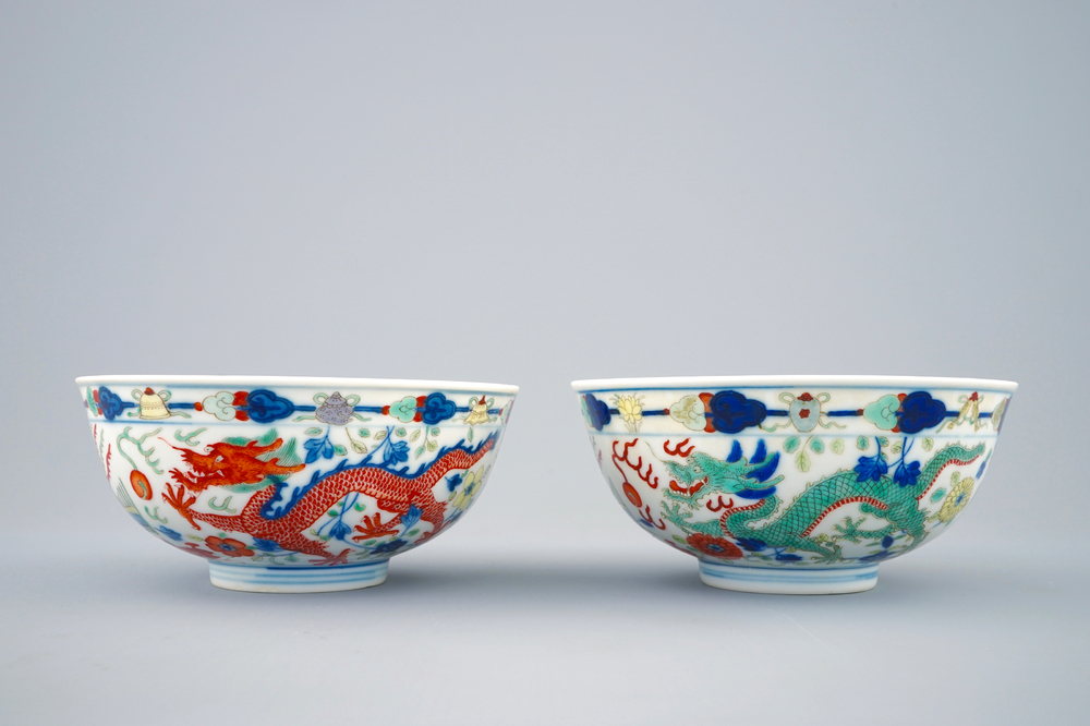 Une paire de bols aux dragons et ph&eacute;nix en porcelaine de Chine wucai, marque et p&eacute;riode de Guangxu
