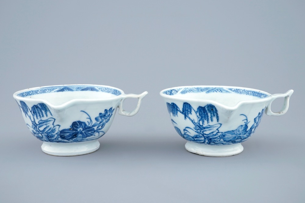 Een paar Chinese blauw-witte sauskommen, Qianlong