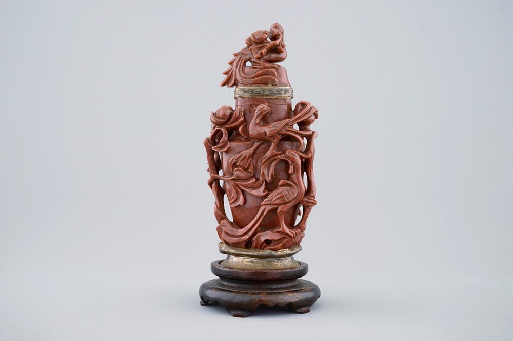 Un vase couvert en pierre d'or sculpt&eacute;e et mont&eacute; en bronze par Maquet &agrave; Paris, 19/20&egrave;me