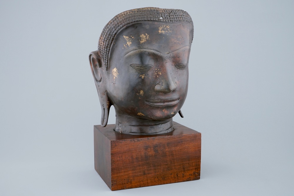 Une t&ecirc;te de Bouddha en bronze partiellement dor&eacute;, Asie du Sud Est, 19/20&egrave;me
