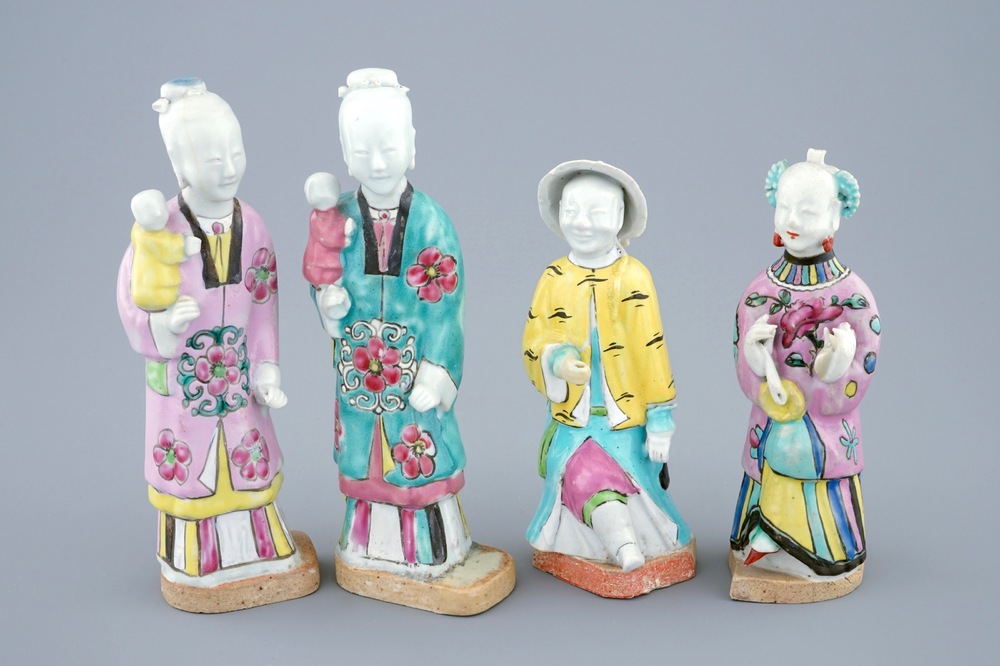 Een set van vier Chinese famille rose figuren, 18/19e eeuw