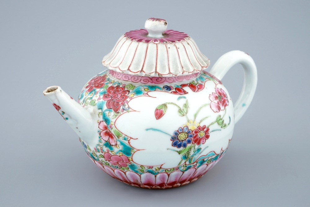 Een Chinese famille rose theepot met deksel in lotusvorm, Yongzheng, 1723-1735