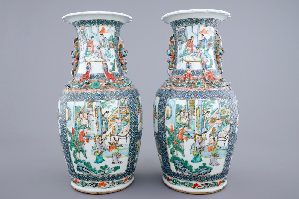 Une paire de vases en porcelaine de Chine famille verte, 19&egrave;me