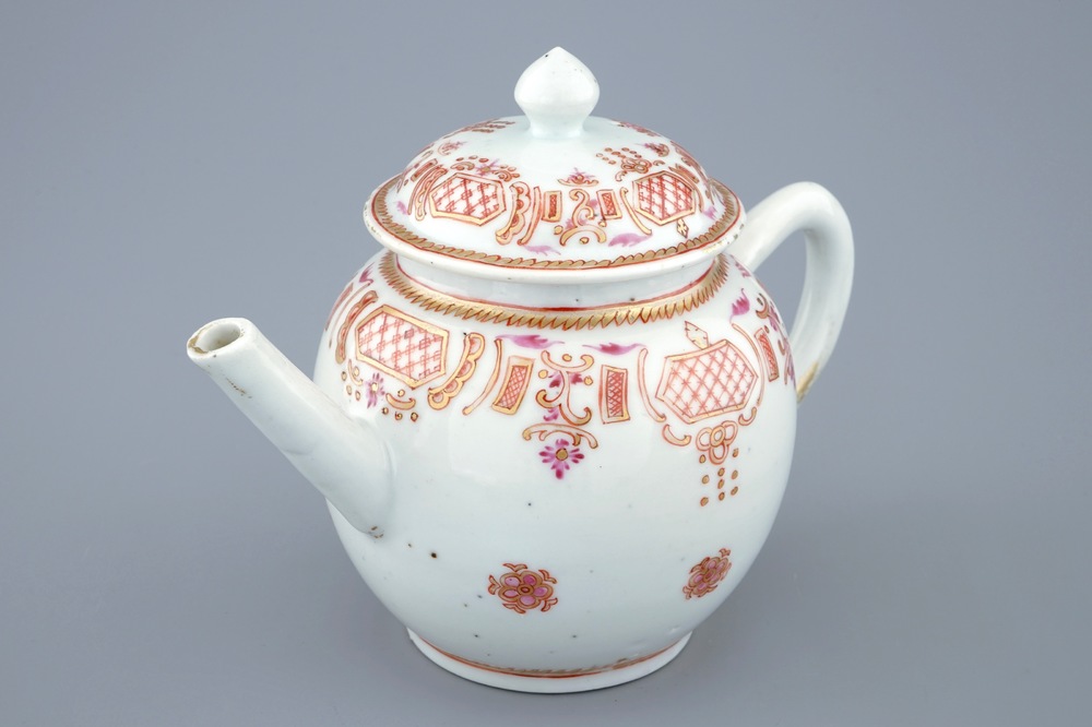 Een Chinese famille rose theepot met deksel, Qianlong