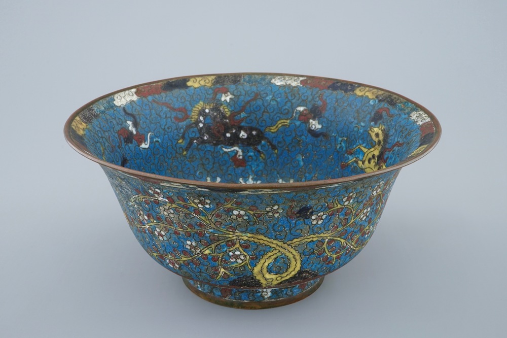 Een Chinese cloisonn&eacute; kom met "De paarden van Mu Wang", Ming