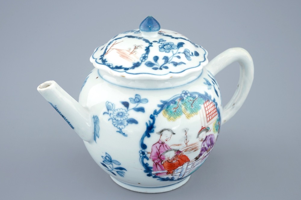 Une th&eacute;i&egrave;re en porcelaine de Chine &agrave; d&eacute;cor mandarin, Qianlong, 18&egrave;me
