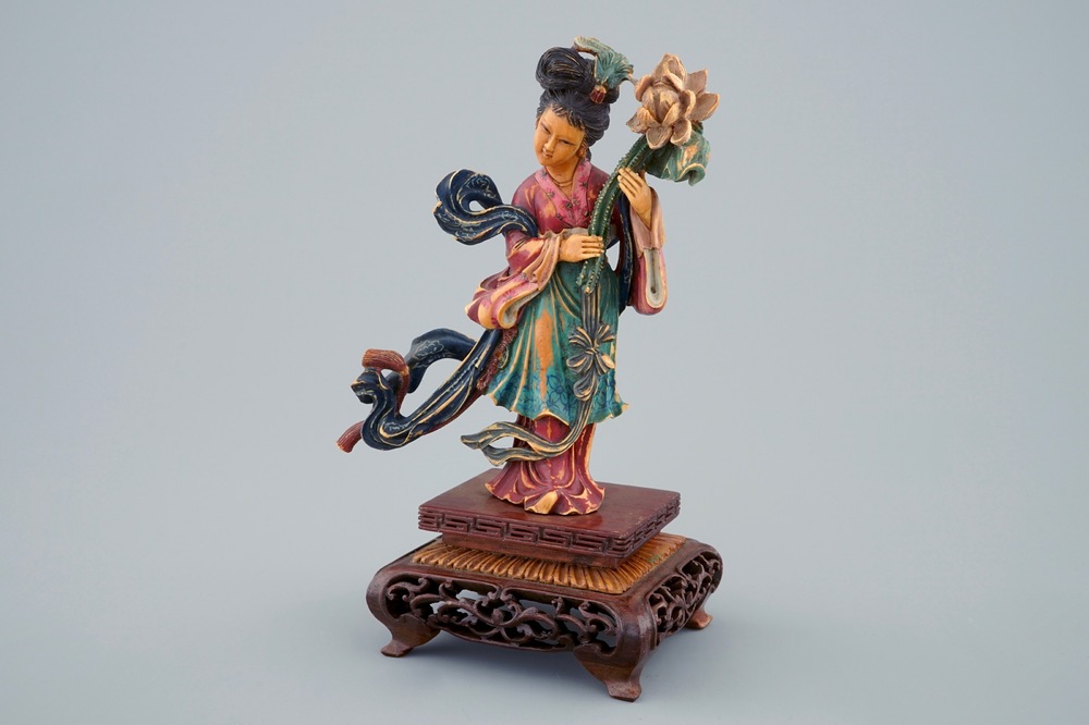 Une figure polychrome d'une beaut&eacute; aux fleurs en ivoire sculpt&eacute; sur socle en bois, d&eacute;but du 20&egrave;me