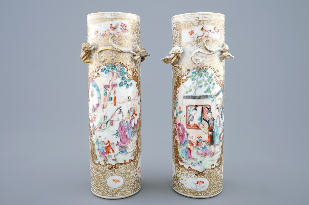 Een paar Chinese famille rose vazen met mandarijns decor, 18e eeuw
