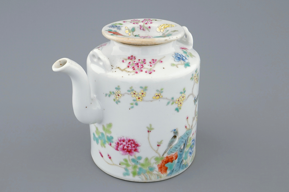 Een Chinese famille rose theepot met deksel, Xianfeng merk en periode