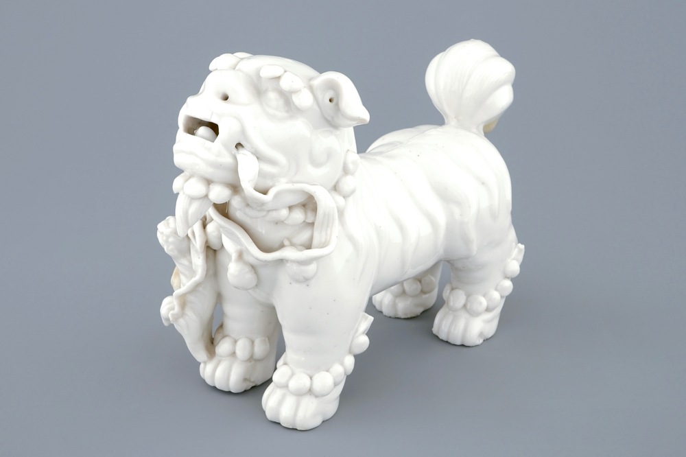 Een groot Chinees Dehua blanc de Chine model van een tempelleeuw, Kangxi