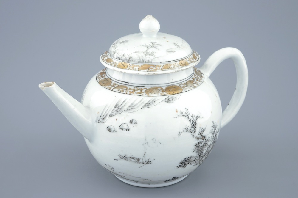 Een fijne Chinese theepot met deksel met grisaille en verguld landschapsdecor, Yongzheng/Qianlong