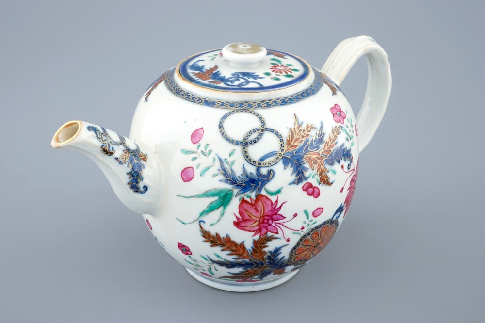 Een Chinese famille rose theepot met pseudo-tabaksbladeren decor, Qianlong, 18e eeuw