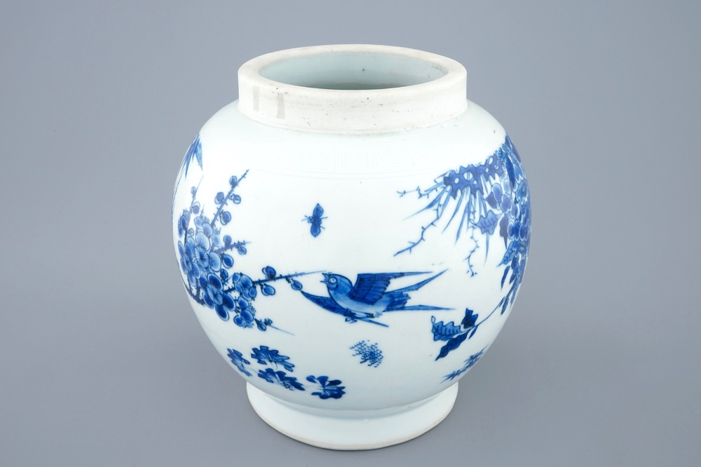 Un vase de forme globulaire en porcelaine de Chine bleu et blanc &agrave; d&eacute;cor sous gla&ccedil;ure, &eacute;poque Transition, 1620-1683