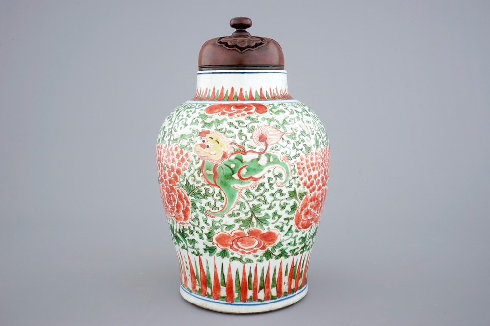 A Chinese wucai vase with foo dogs, Transitional period, 1620-1683