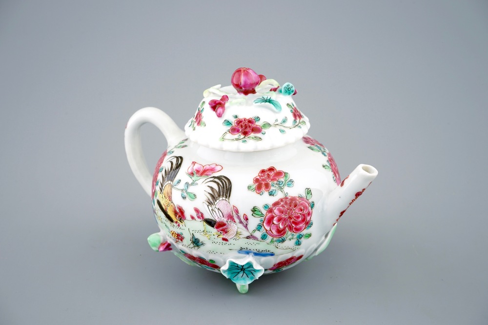 Een Chinese famille rose theepot met hanen, Yongzheng, 1723-1735