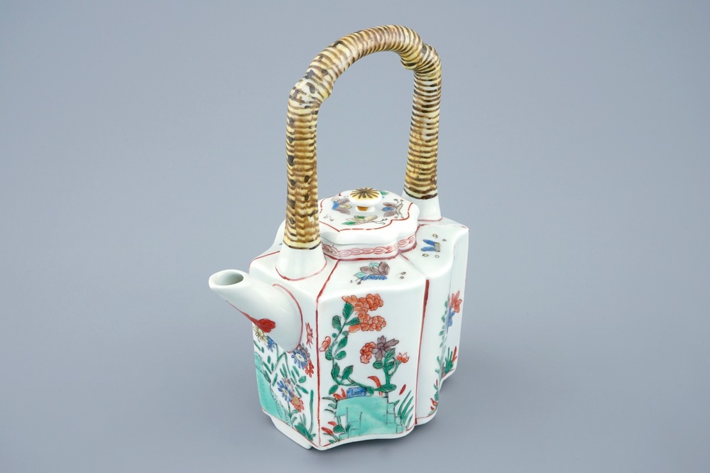 Een Chinese famille verte theepot met deksel, Kangxi