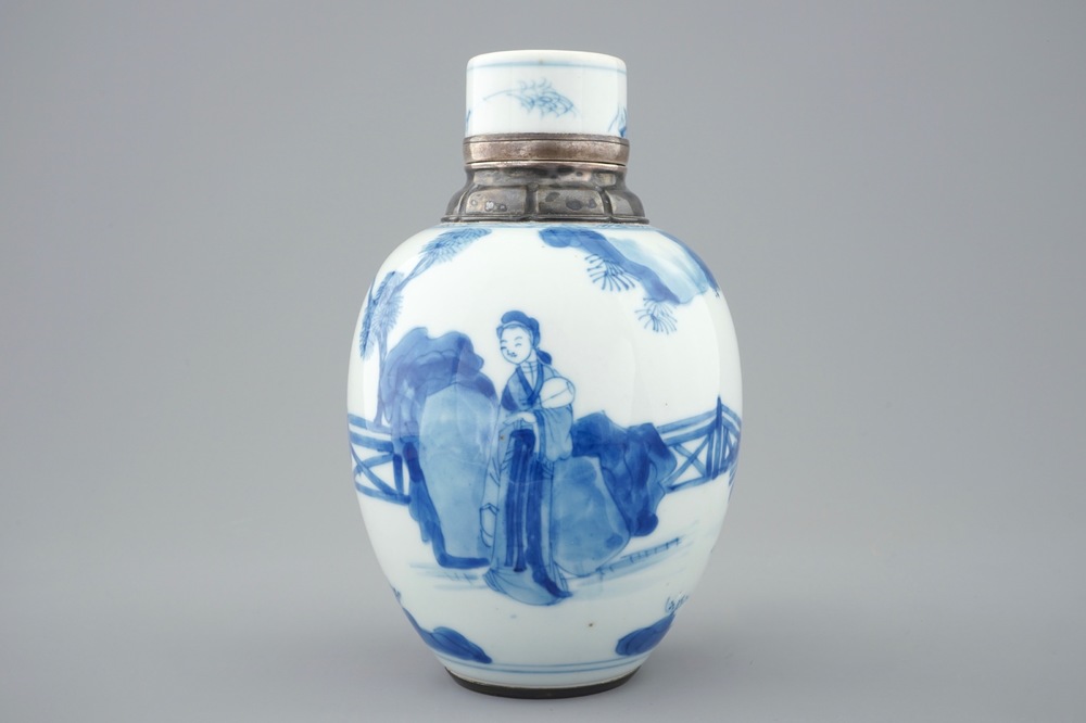 Une bo&icirc;te &agrave; th&eacute; en porcelaine de Chine bleu et blanc mont&eacute;e en argent, Kangxi