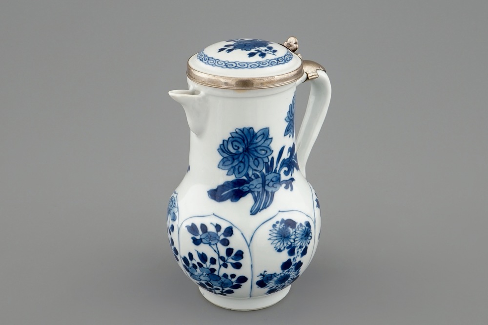 Une verseuse couverte en porcelaine de Chine bleu et blanc mont&eacute;e d'argent, Kangxi