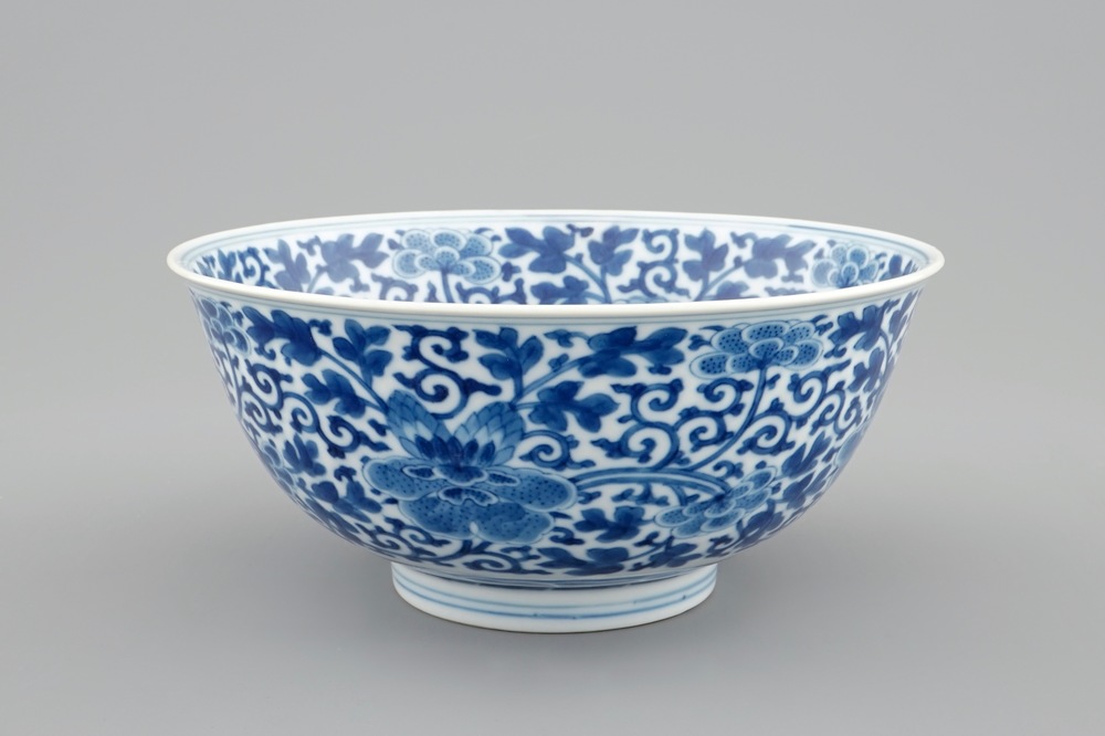 Een Chinese blauw-witte kom met pioenrozen, Qianlong merk en periode