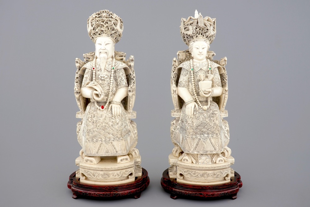 Une grande paire de figures d'empereurs sur thr&ocirc;nes en ivoire, Chine, vers 1900