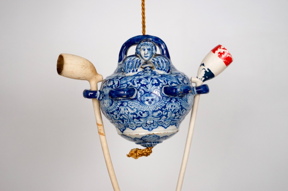 Un tr&egrave;s rare porte-pipe en fa&iuml;ence de Delft bleu et blanc, 17/18&egrave;me