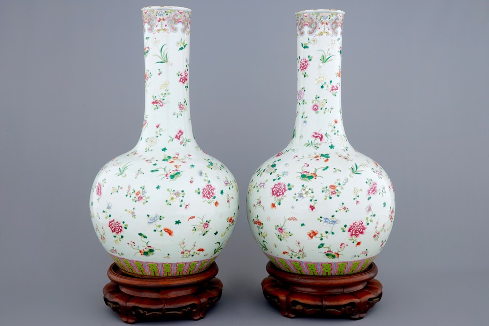 A pair of tall Chinese famille rose tianqiuping bottle vases, 19th C.