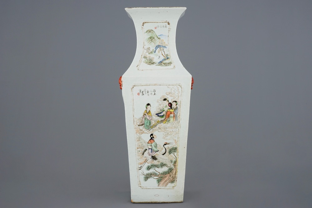 Un vase rectangulaire en porcelaine de Chine qianjiang cai aux immortels et paysages, 19/20&egrave;me