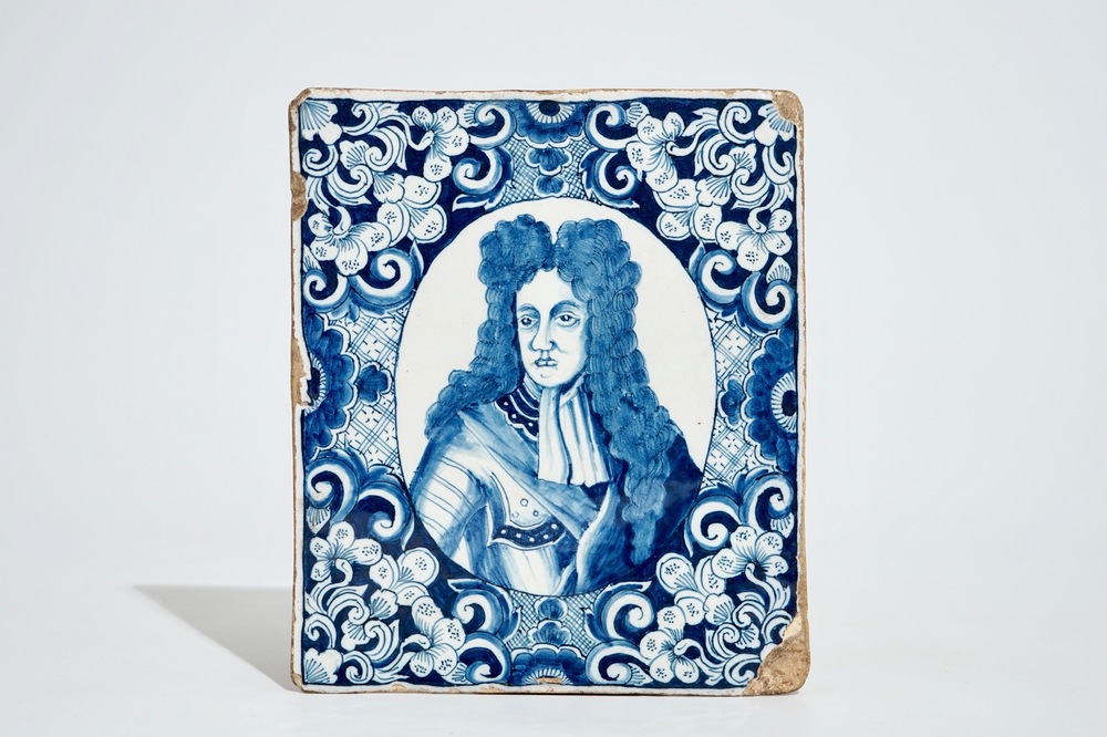 Une plaque en fa&iuml;ence de Delft au portrait du Roi Guillaume III d'Orange-Nassau, vers 1690