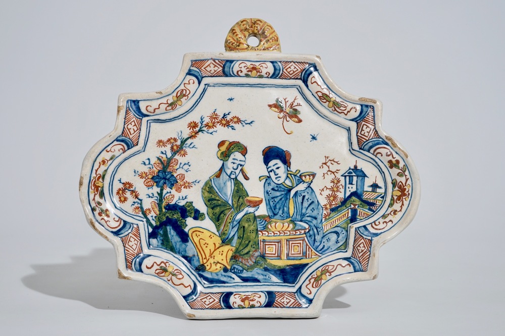 Une plaque en fa&iuml;ence de Delft polychrome aux Chinois, 18&egrave;me