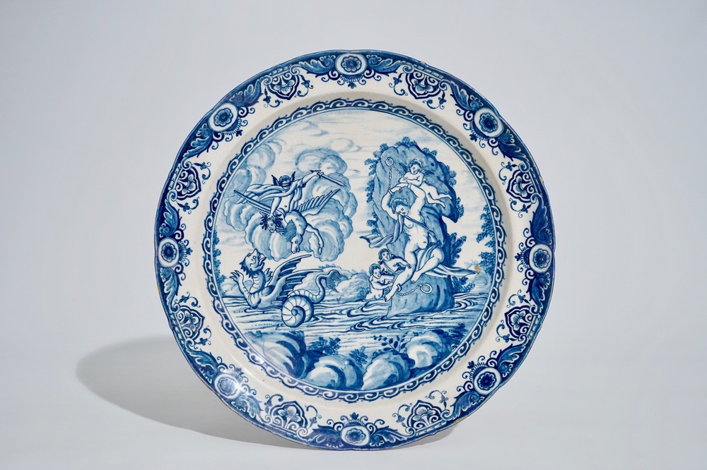 Un plat mythologique "Pers&eacute;e et Androm&egrave;de" en fa&iuml;ence de Delft bleu et blanc, vers 1700