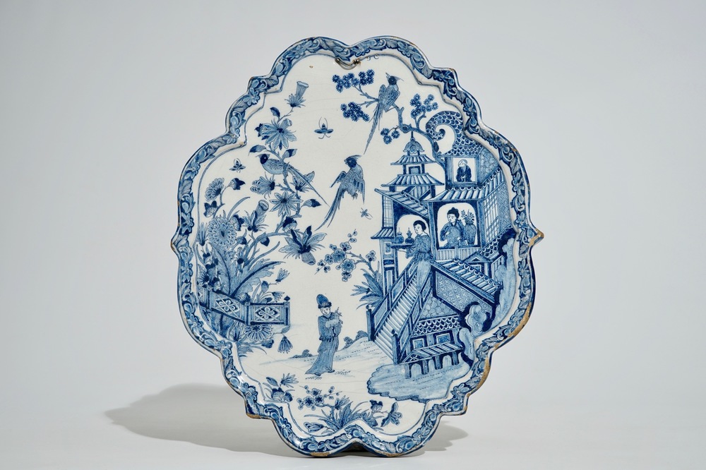 Une plaque en fa&iuml;ence de Delft &agrave; d&eacute;cor d'une pagode chinoise, d&eacute;but du 18&egrave;me